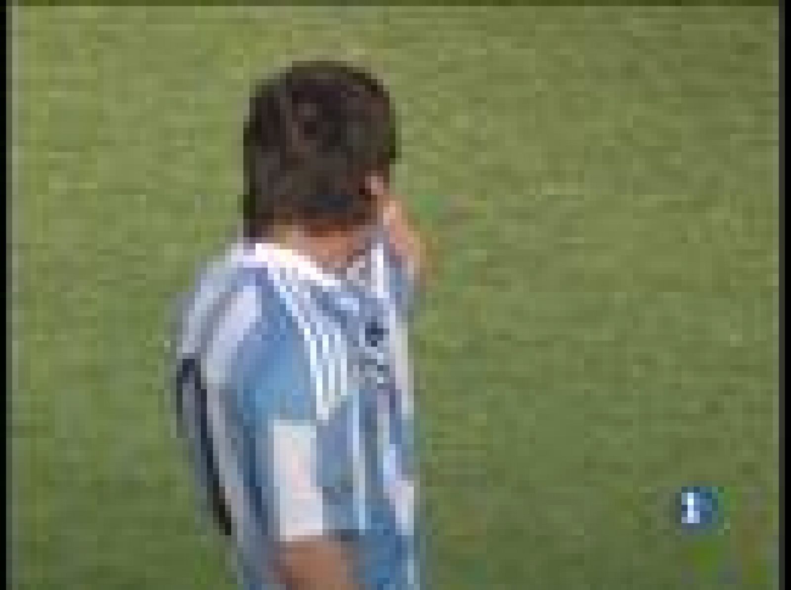 Leo Messi pica un balón ante la salida de Reina, después de recibir un pase al hueco de Carlos Tévez
