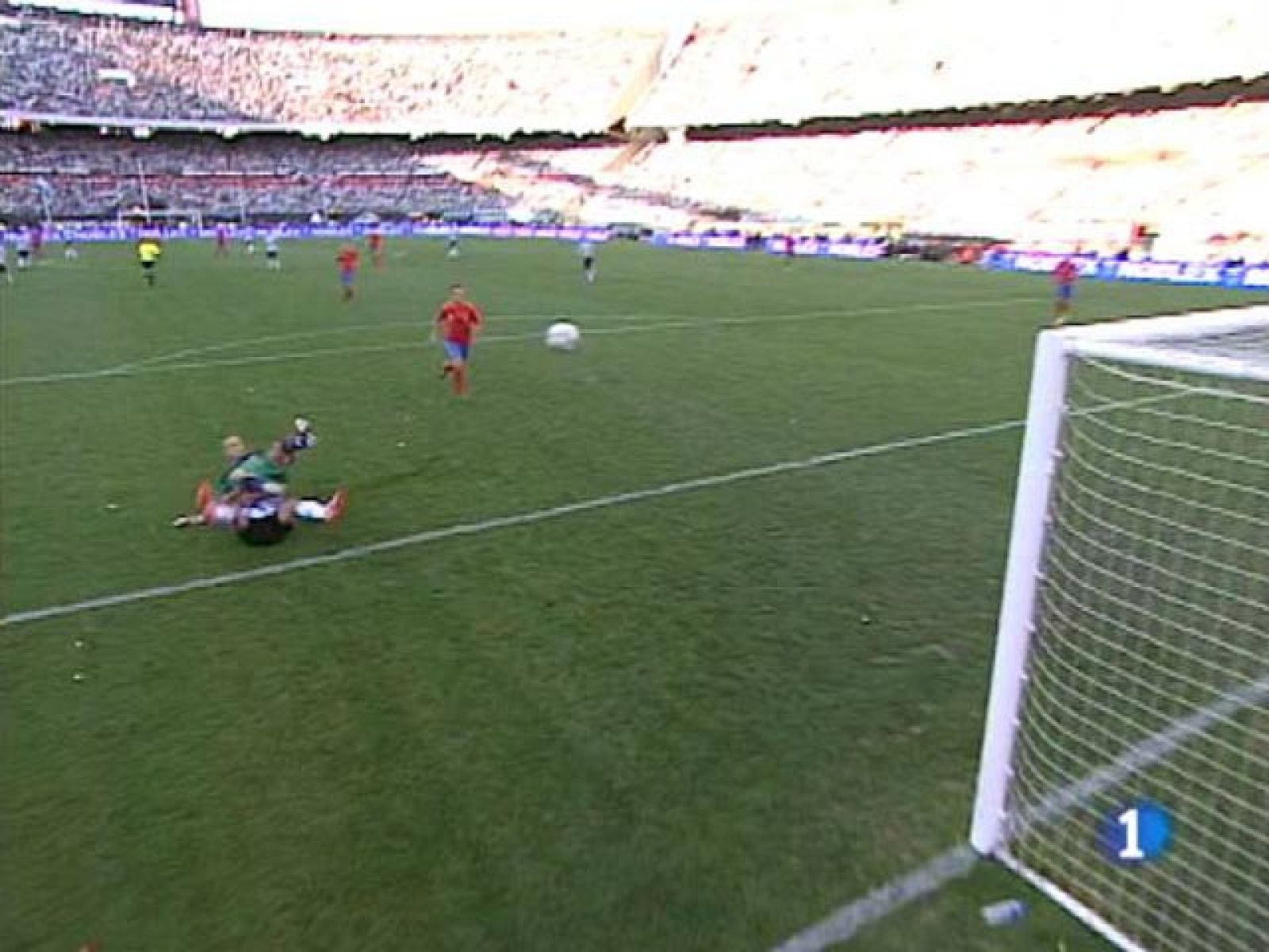 Reina resbala y Tévez no perdona 3-0 | Ver