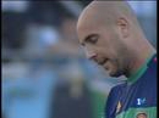 Reina resbala, Tévez no perdona 3-0