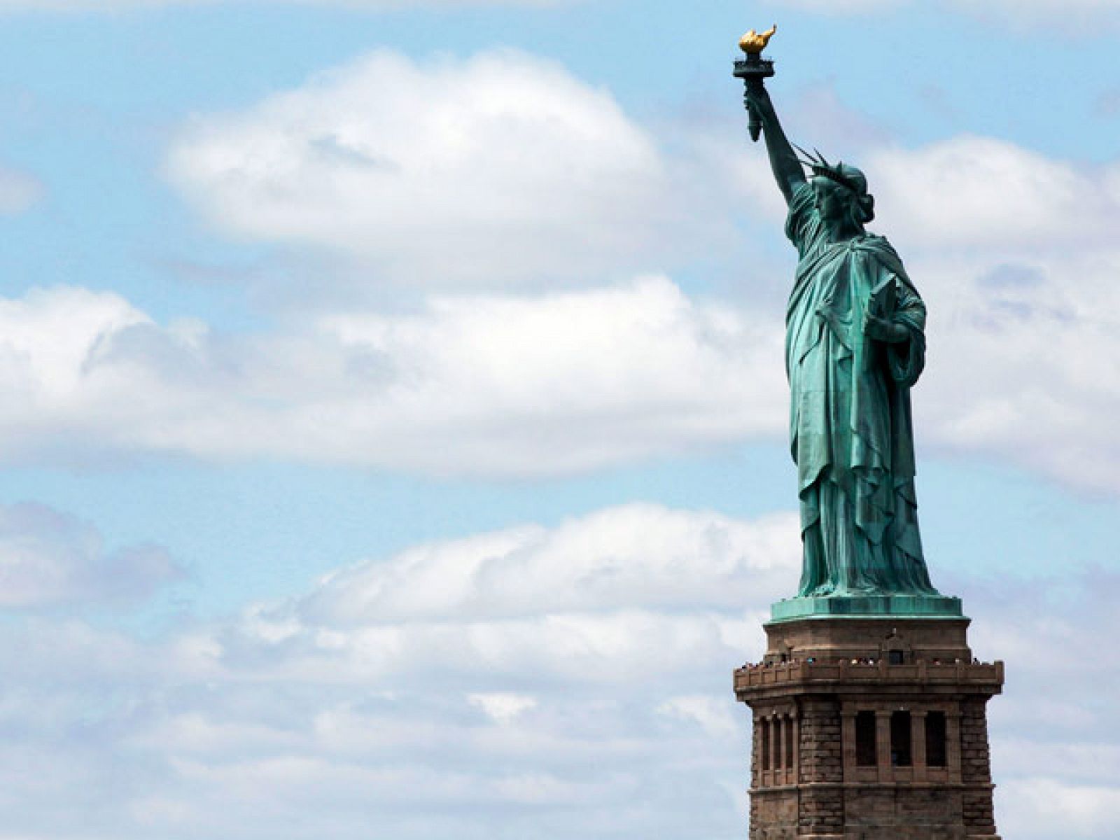 El impuesto de 14 dólares para los turistas en EE.UU. entra este miércoles en vigor | Ver