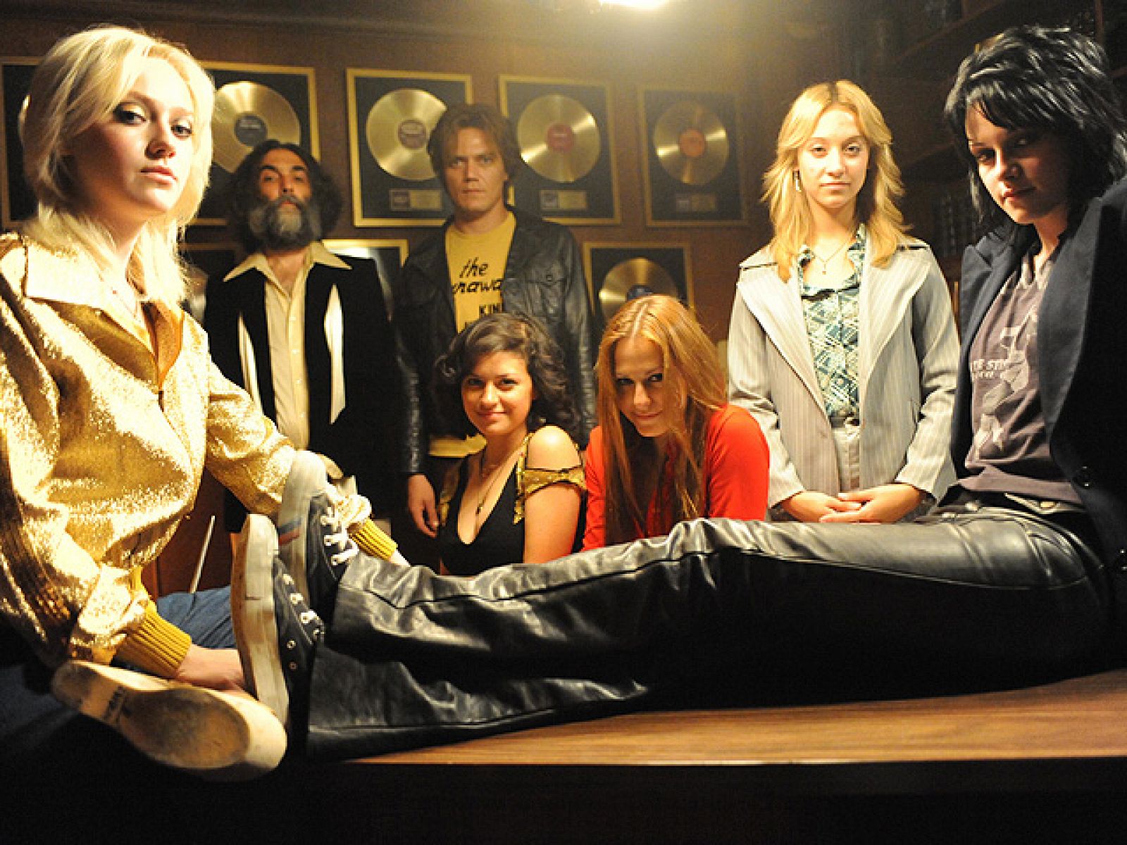   Biopic del grupo musical de los años setenta "The Runaways", protagonizado por Joan Jett (Kristen Stewart) y Cherie Currie (Dakota Fanning), dos chicas jóvenes con el punk en sus venas... Dirigido por la realizadora de videos y fotógrafa Floria Sig