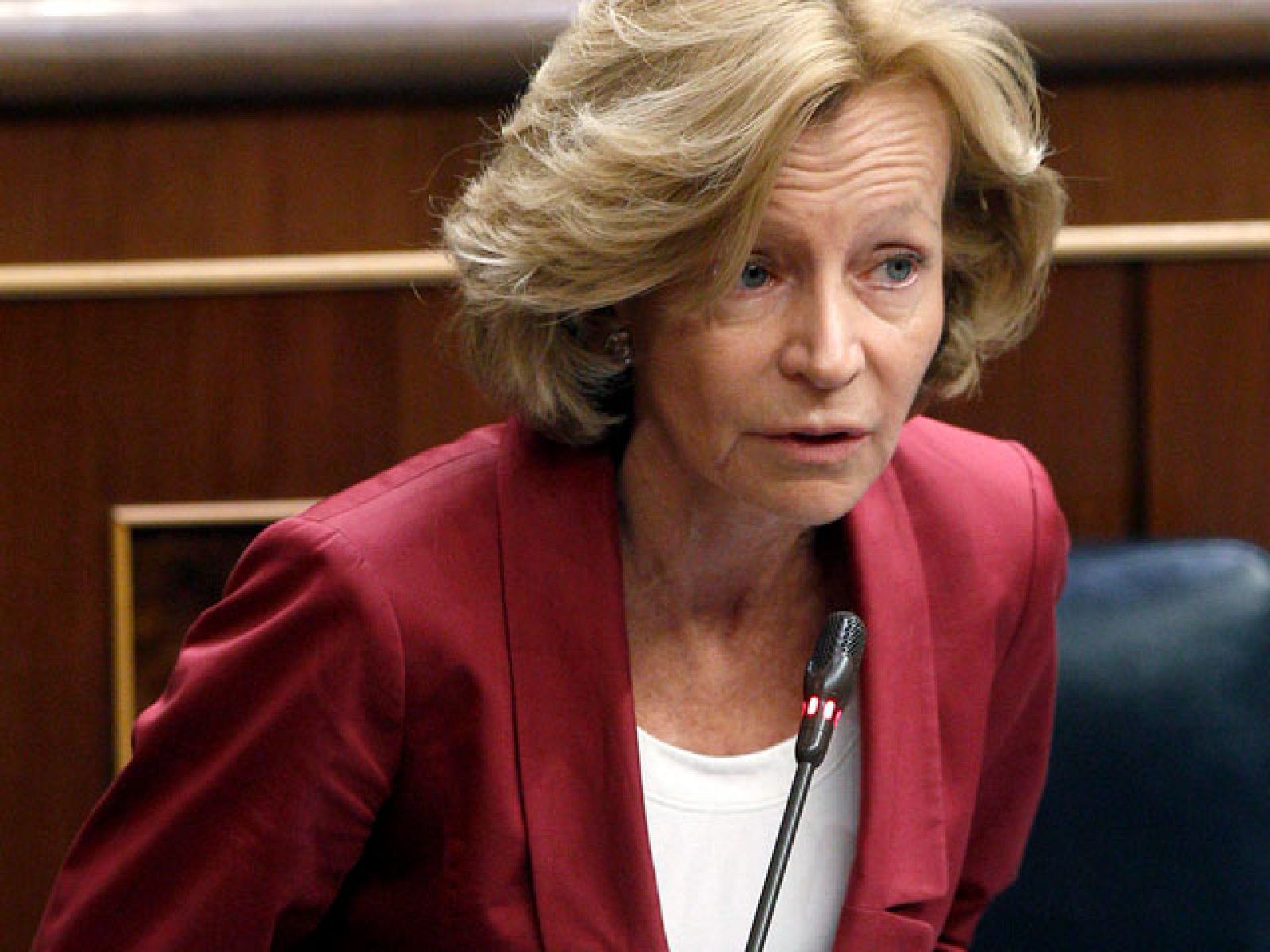 La vicepresidenta económica del Gobierno ha anunciado que se permitirá que los ayuntamientos que tengan su deuda por debajo del 75% de sus ingresos puedan pedir créditos el año que viene. Ha sido en respuesta a una pregunta de la diputada de Nafarroa Bai Uxue Barkos.