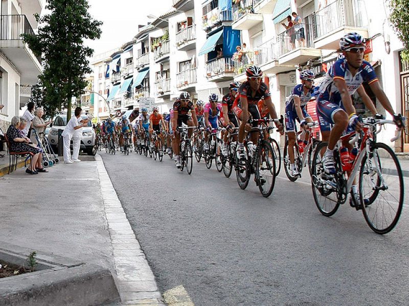 El pelotón ciclista de la Vuelta va camino a una de las etapas señaladas en esta edición con varios frentes abiertos como la expulsión de Schleck o el cambio de líder ajustado. Sin embargo no han pasado por alto que la Vuelta pasa por la casa del fal