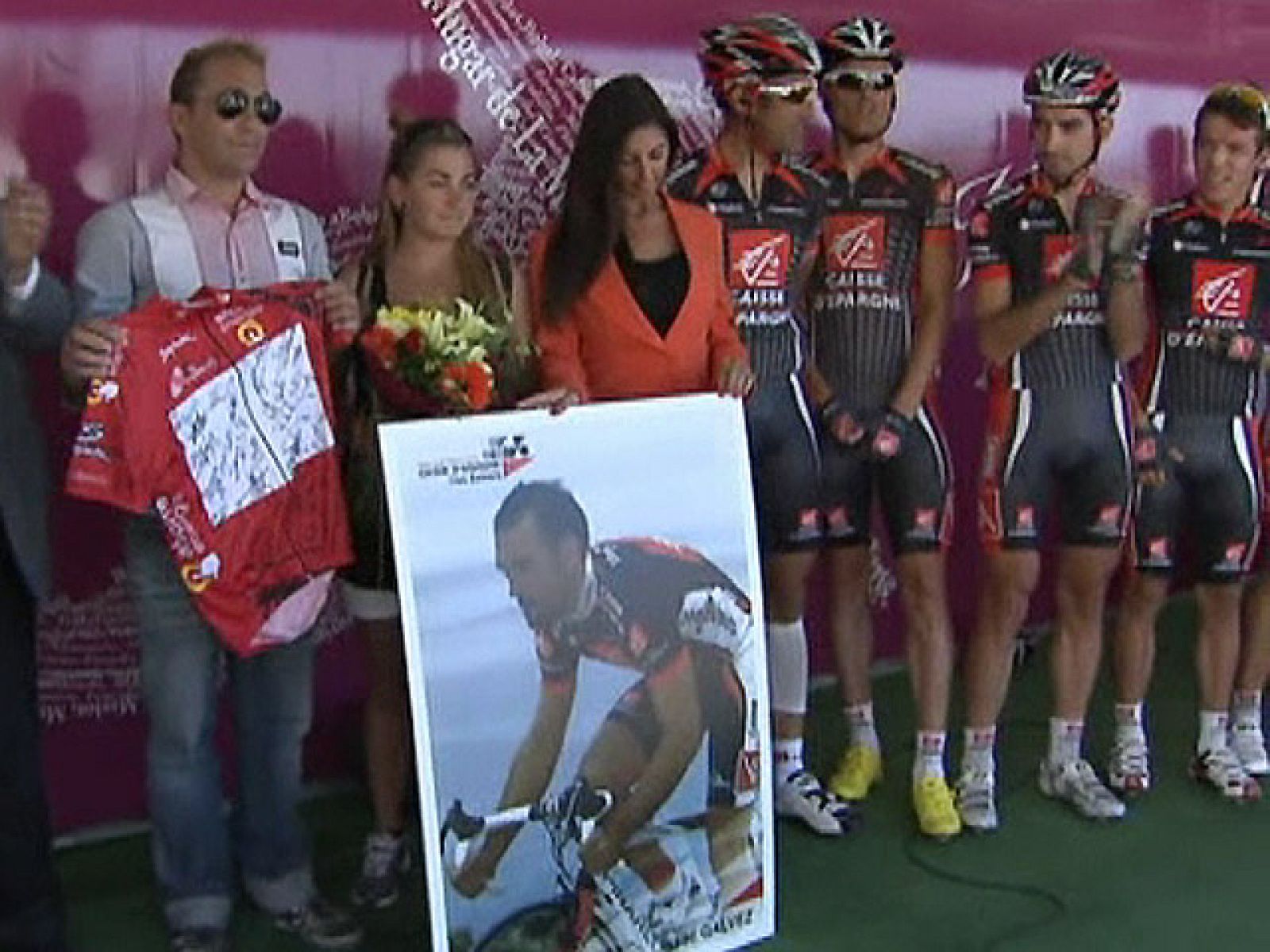 El pelotón brindó un homenaje al fallecido Isaac Gálvez. Los hermanos del ex ciclista recibieron un maillot de líder firmado por los corredores.