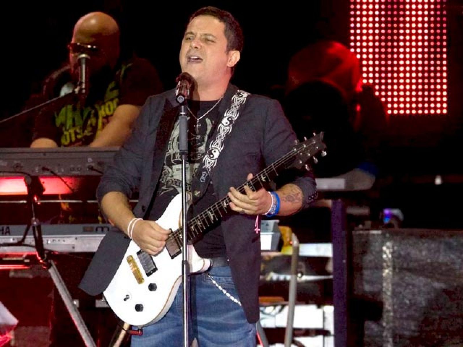 El cantante acaba de enterarse de que tiene cuatro nominaciones a los premios Grammy por su último disco, "Paraíso Express".