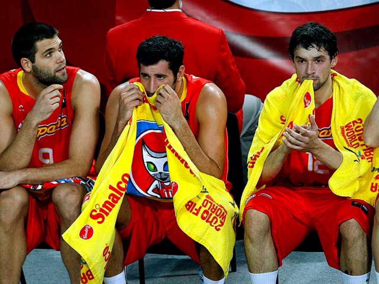 La selección de baloncesto se quedó  sin opciones de renovar título en el mundial de Turquía al caer ante Serbia en los cuartos de final...Después de la séptima plaza de los Juegos de Atenas 2004, España vuelve a la clase media del baloncesto internacional al tener que disputar los puestos 5º al 8º.
