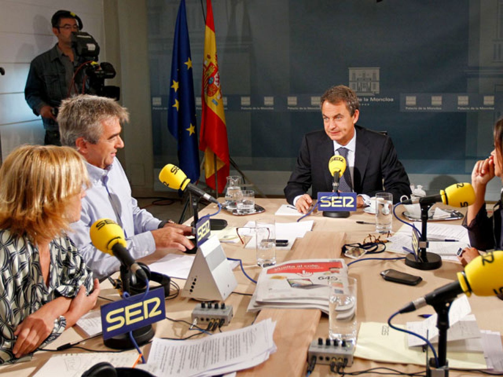 A poco más de dos semanas de la huelga general, el presidente del Gobierno ha dicho hoy que no habrá marcha atrás en la reforma laboral, y ha asegurado que con esa reforma no traiciona sus principios. Mientras, los sindicatos siguen con sus movilizaciones y hoy se han vuelto oir gritos que piden la dimisión del presidente. En la Monlcoa, Rodriguez Zapatero ha pedido a los sindicatos, Macarena Bartolomé, que esperen a ver los resultados de la reforma laboral.