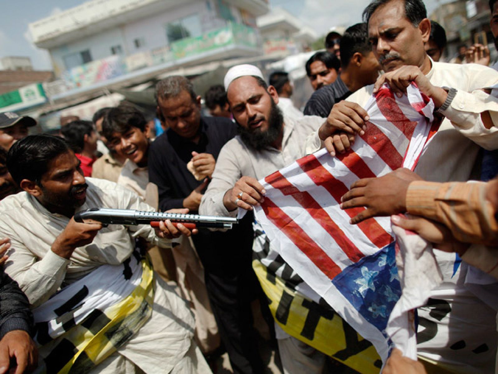 Medio mundo sigue pendiente de ese pastor de una minúscula iglesia de Florida. Terry Jones quería conmemorar el 11 S quemando Coranes, ha cambiado de idea varias veces pero parece que, al final no va a seguir adelante con su amenaza