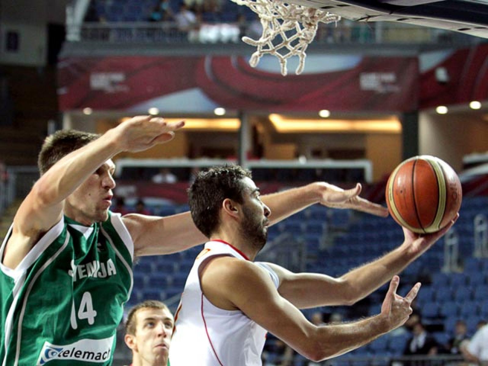 La selección española de baloncesto tiró de casta para superar la desmotivación y tratar de ganar la quinta plaza. Primero, Eslovenia y el domingo espera Argentina. 