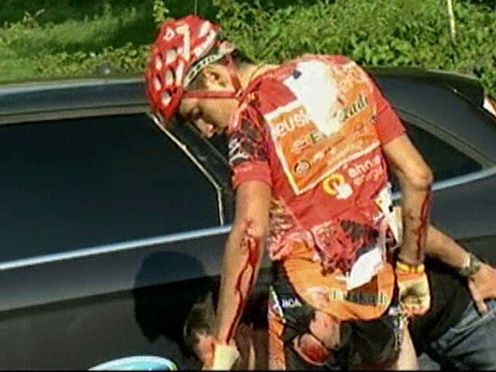 El líder de la presente edición de la Vuelta a España, Igor Antón, ha tenido que abandonar por una caída a 6 kilómetros de la meta. Tiene heridas en el costado y sobre todo tiene dañado el codo. Con él, también se ha ido al suelo su compañero Egoi M