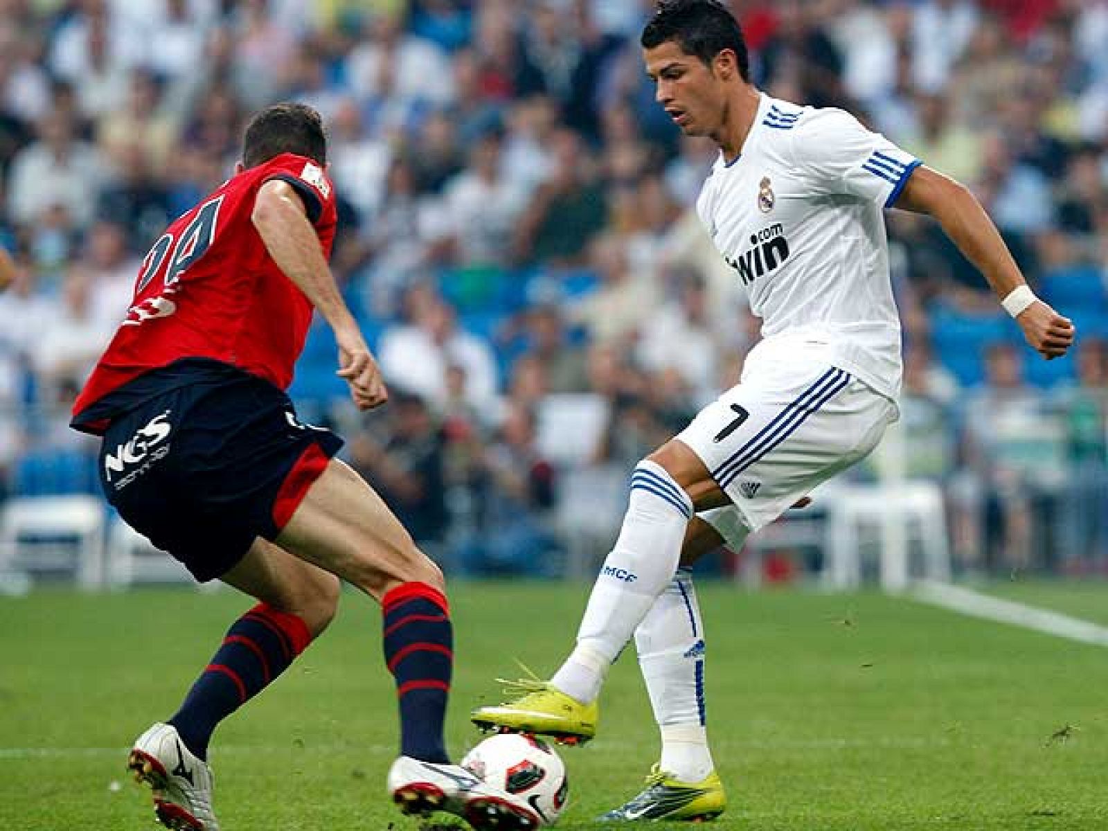 Cristiano Ronaldo volvió tras apenas doce días de su lesión en el tobillo en la primera jornada de Liga, y participó muy activamente en las principales ocasiones del Real Madrid ante el Osasuna, incluido el gol de Carvalho.