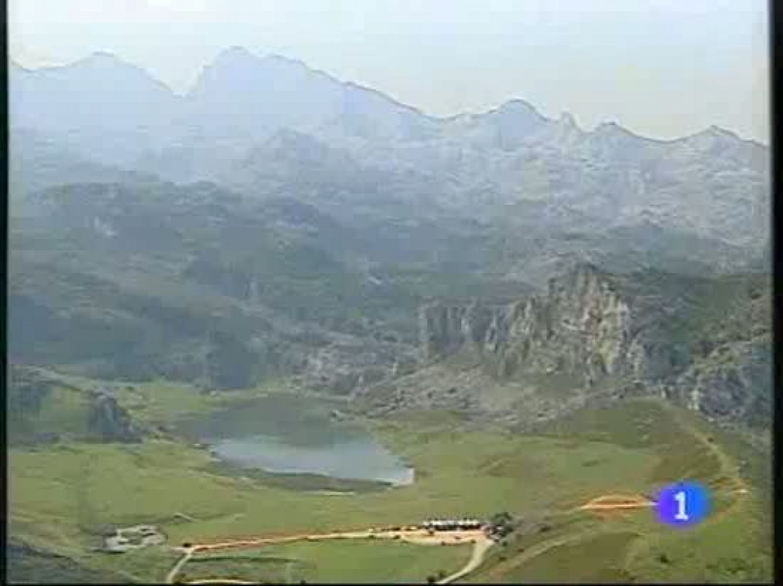 La subida a los Lagos de Covadonga se complicará aún más si cabe para el pelotón. Mucho frío y lluvia esperan ya en lo alto. Junto a ellos, estarán muchos aficionados que aguardan pese a las inclemencias del tiempo.