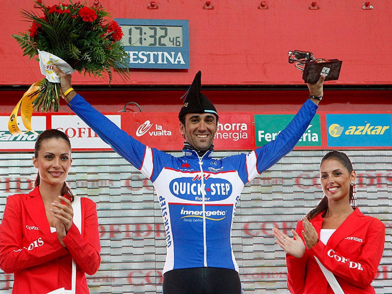 El ciclista asturiano Carlos Barredo Llamazales (Quick Step) se ha  impuesto en la decimoquinta etapa de la Vuelta Ciclista a España,  disputada en entre Solares y Lagos de Covadonga sobre 187,3  kilómetros, marcada por el fuerte ritmo y por el mal t