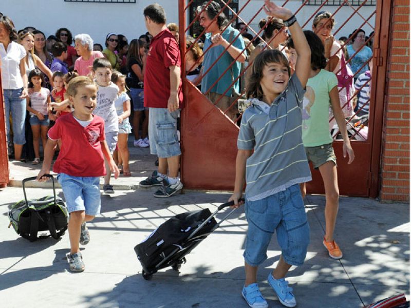 La falta de colegios hace que miles de alumnos sigan las clases en barracones