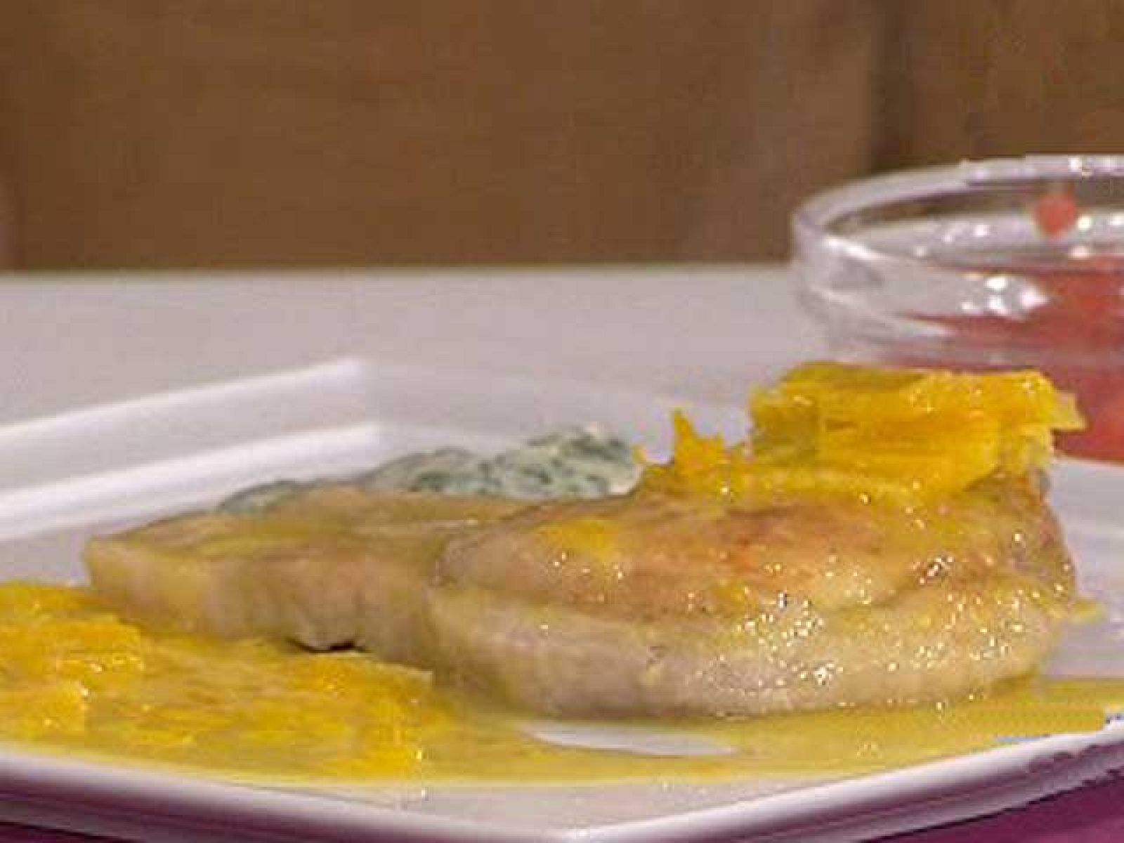 Saber cocinar - Chuletas de cerdo con crema de espinacas - RTVE Cocina | Ver