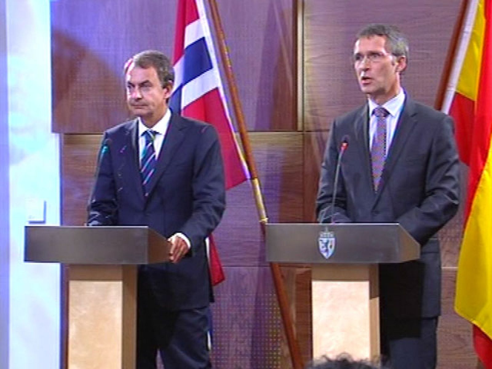 El presidente del Gobierno ha defendido hoy sus medidas anti-crisis en una cumbre sobre empleo que se celebra en Oslo. Reconoce que el paro ha golpeado fuerte en España pero dice que no caerá en la resignación. Rodríguez Zapatero además ha vuelto a marcar como prioridad la reforma del sistema de pensiones. En Oslo está Macarena Bartolomé, Macarena dice el presidente que es necesario hacerla cuanto antes.