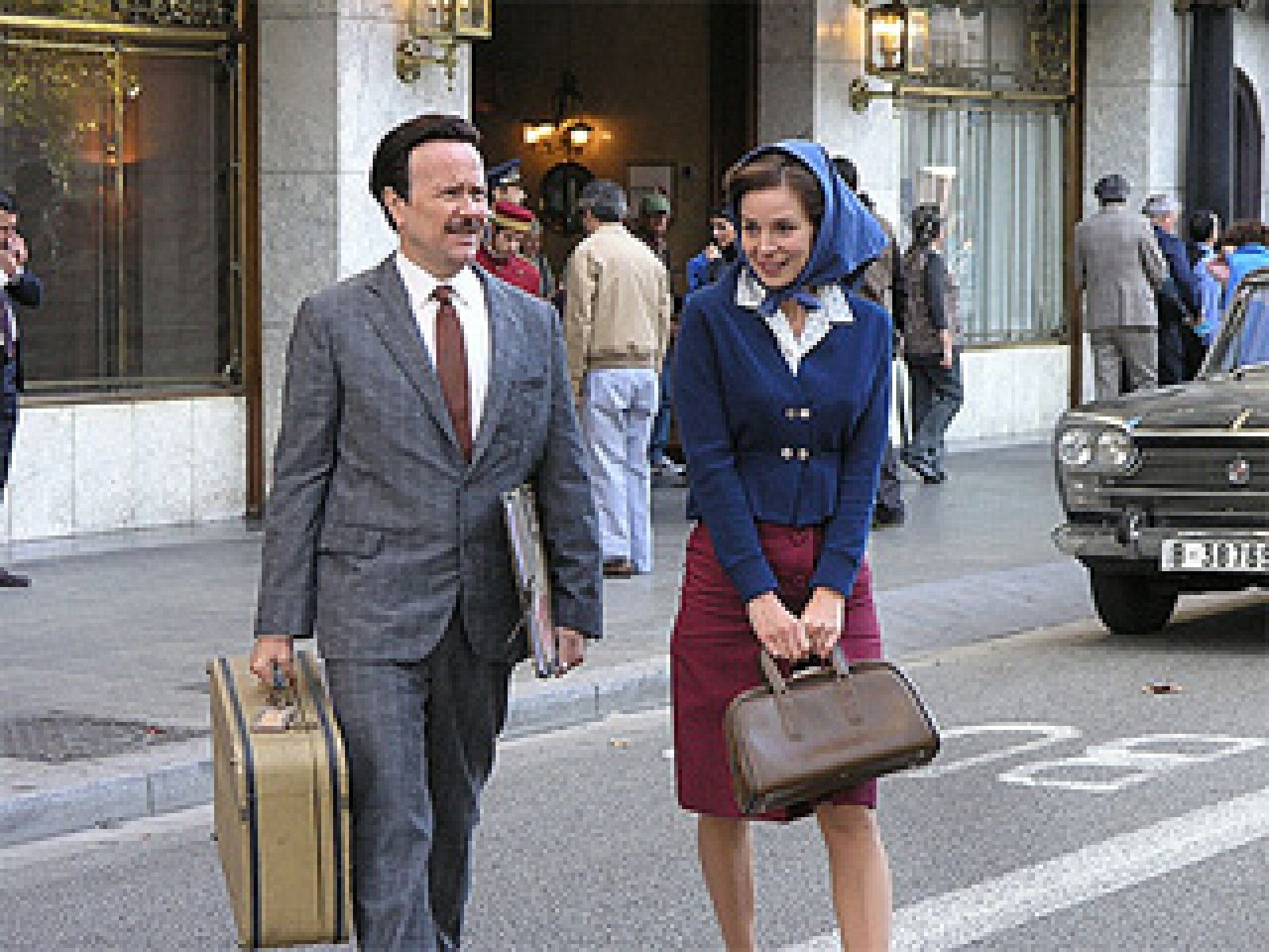  Óscar Aibar (Atolladero, La Máquina de bailar, Platillos volantes), dirige esta película en la que repasa la vida de uno de los grandes clásicos del cómic español, Manuel Vázquez, autor de personajes inolvidables como Anacleto, La familia Cebolleta, Las hermanas Gilda, y El Tío Vázquez, un personaje basado en él mismo. Vázquez era un moroso incorregible que vivía de hotel en hotel, sin pagar las facturas, que tuvo11 hijos con 7 mujeres distintas y  fue a la cárcel por bigamia.