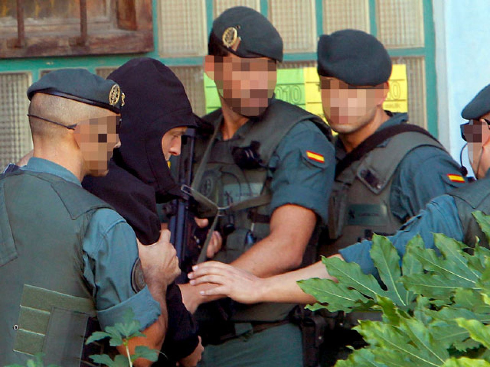  La Guardia Civil ha desarticulado la nueva dirección de la ilegalizada EKIN, el entramado político vinculado a ETA y cuyos anteriores dirigentes están en prisión. Hay nueve detenidos y se han realizado numerosos registros. Nos vamos a San Sebastián, Usoa Zubiria, la operación sigue abierta