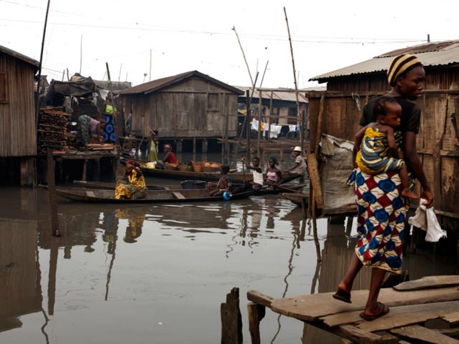 Los ocho objetivos del milenio se reducen a uno que es el de reducir la pobreza a la mitad en 2015.
