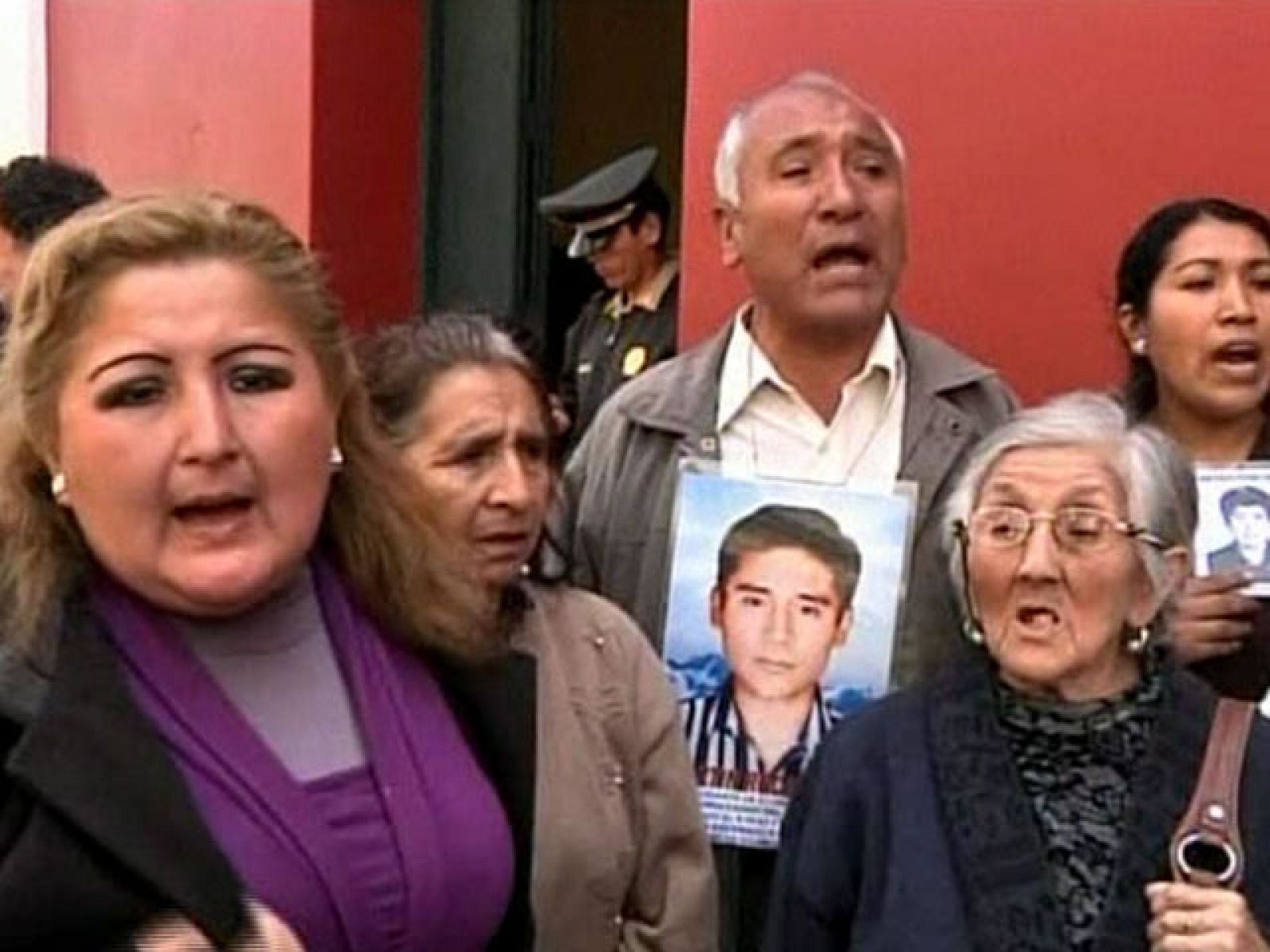 Lo ha hecho después de una carta enviada desde París por el escritor Mario Vargas Llosa.