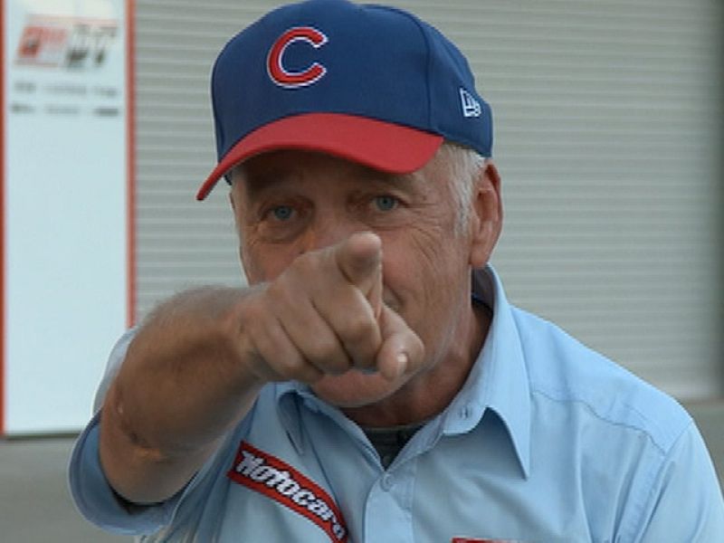 Dennis Noyes cuenta cómo Eddie Lawson fue capaz de detener una moto sólo con su dedo. 