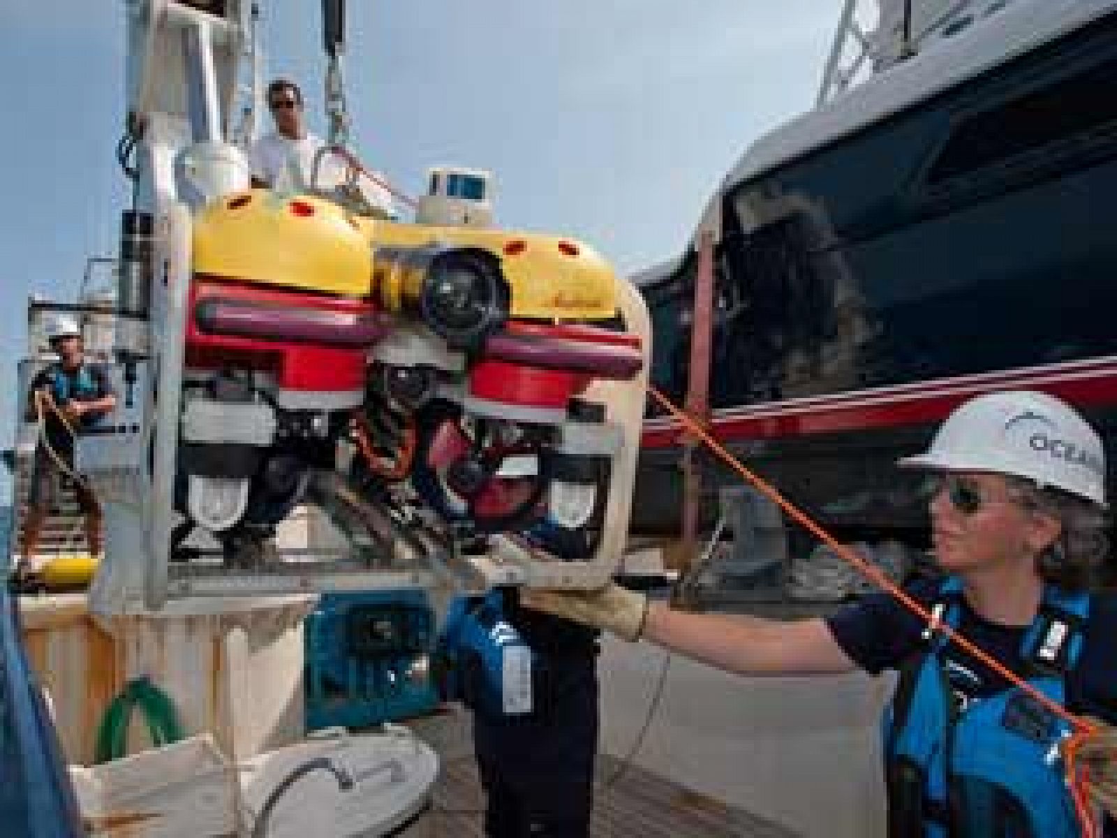 La inmersión de un robot submarino bajo la superfie del vertido de petróleo del Golfo de México
