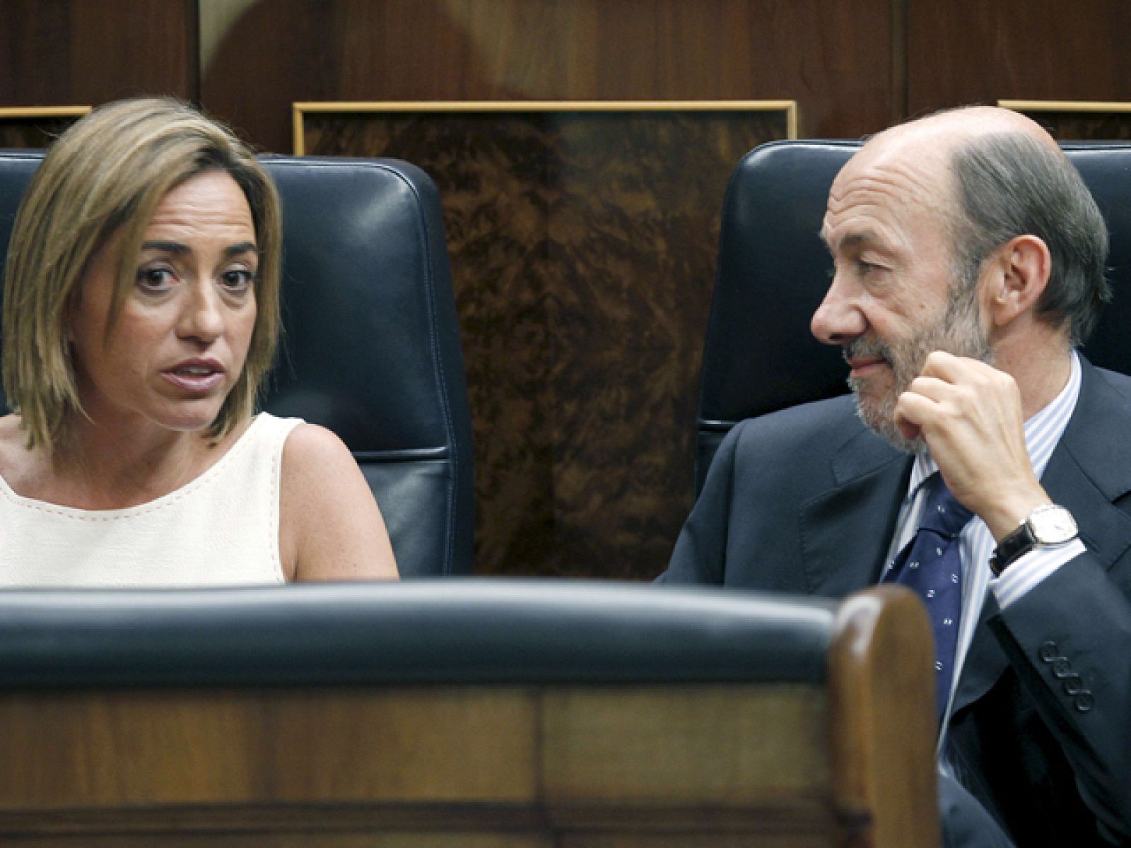 En el Congreso debate sobre la situación en Afganistan y el papel que juega España alli. Algunos grupos de la oposición le han reclamado un calendario de retirada de las tropas españolas. El Presidente ha dicho que lo prioritario es cumplir con el objetivo de la misión, y,  Estrella Moreno,... ha añadido que España seguirá en Afganistan mientras haya peligro para la seguridad de la comunidad internacional y para nuestro país.