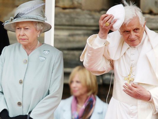  - La Reina Isabel II recibe al Papa