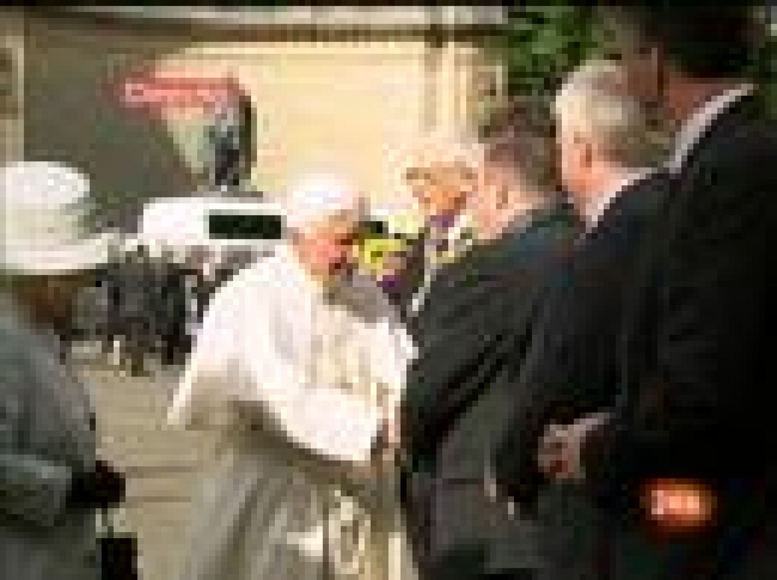 La Reina Isabel II ha recibido al Papa Beendicto XVI en el palacio de Holyrood, en Edimburgo, donde arranca una visita oficial de cuatro días a Reino Unido, marcada por la polémica de los abusos y la indiferencia de buena parte de los británicos.