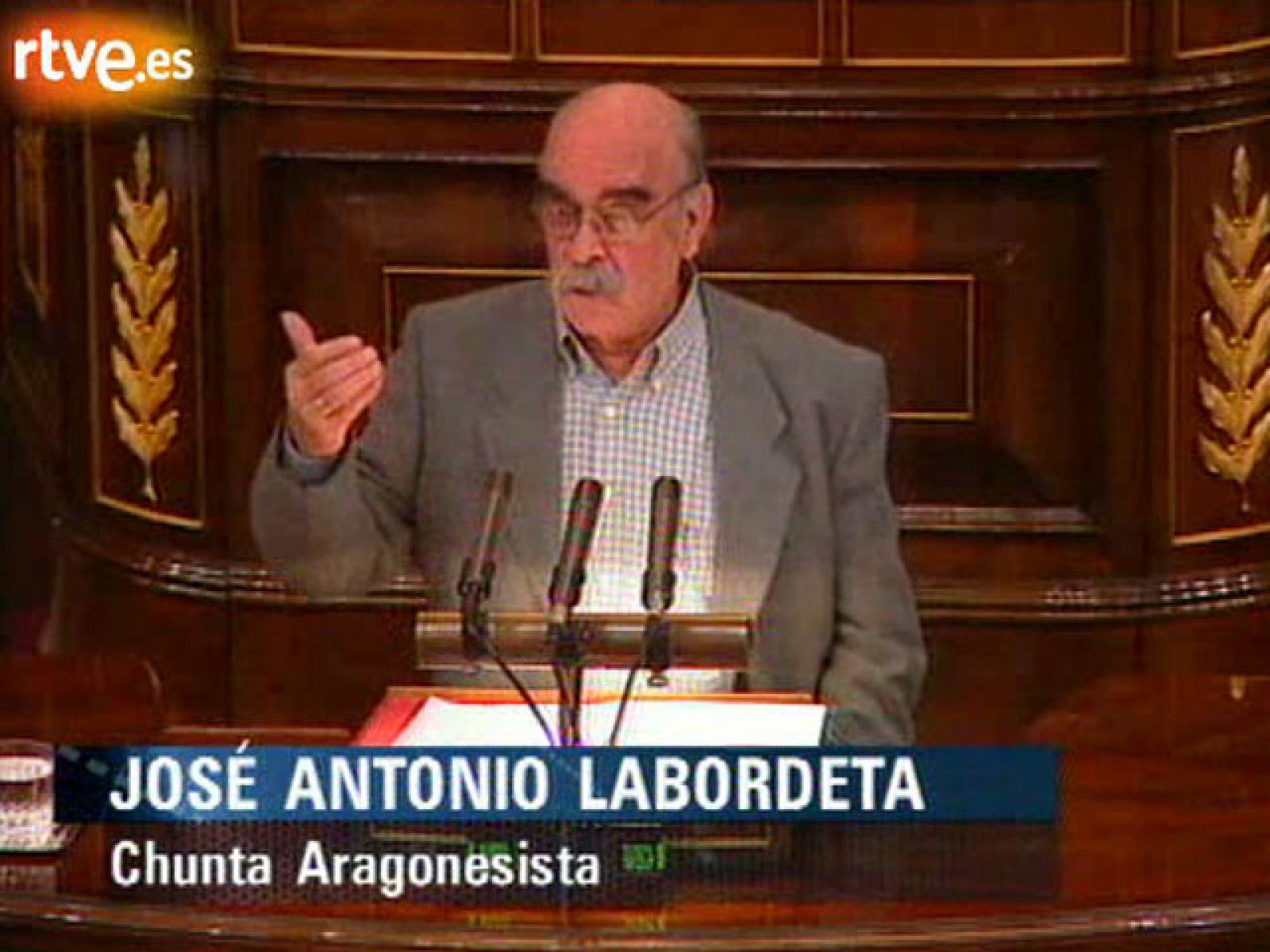 Labordeta se enfrenta al ministro Álvarez Cascos en el Congreso