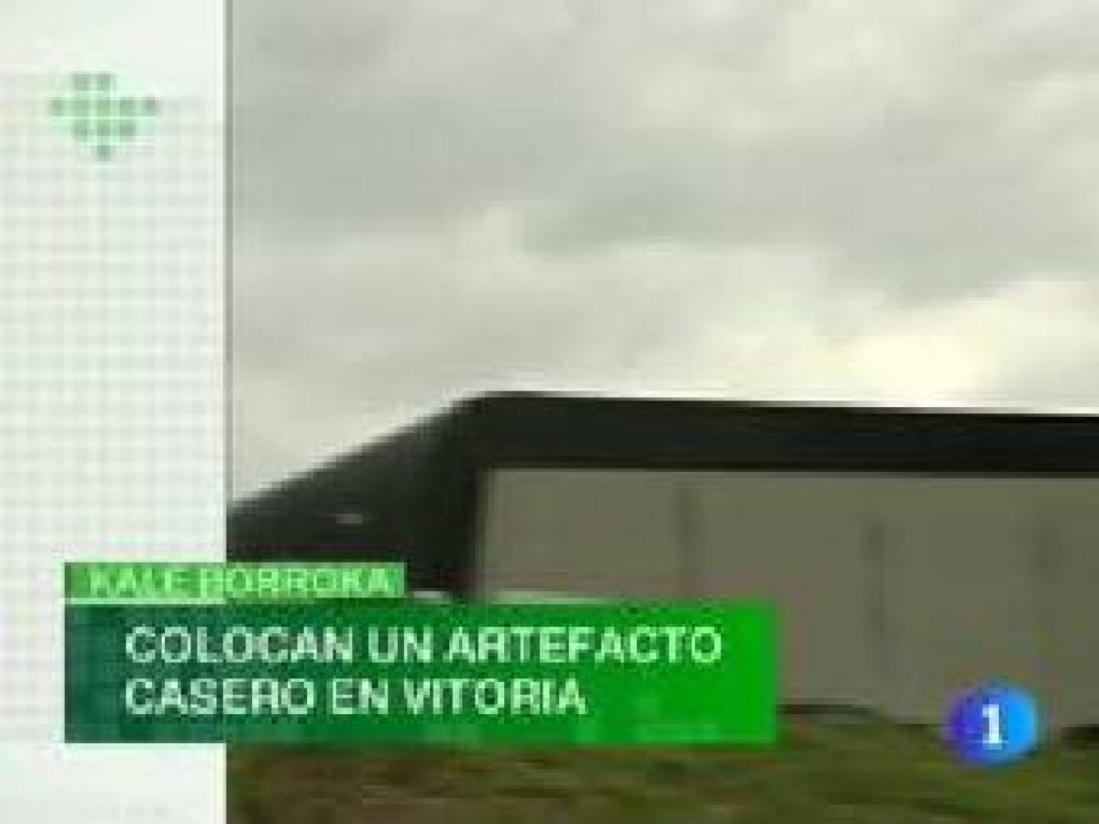   ETA ha cesado en sus acciones ofensivas, pero lo que no cesa es la kale borroka. Esta madrugada desconocidos han colocado un artefacto casero frente a las oficinas del centro municipal de empresas de Vitoria. La explosión ha provocado la rotura de un cristal y el ennegrecimiento de la fachada. //  El 34 por ciento de los españoles confiesa echarse siesta diaria -de entre 20 minutos y una hora- en el sofá. El dato forma parta de un estudio sobre nuestros hábitos en torno a ese mueble. Para presentarlo, una marca comercial de muebles y complementos del hogar se ha traido desde Inglaterra a Bilbao un sofá de casi 13 metros, el más grande -dicen- que puede verse en la capital vizcaina.// El Pabellón de La Casilla vivió ayer su ultimo partido de baloncesto, fue el encuentro que jugaron el Bilbao Basket y el Jimki ruso, con victoria ajustada de los locales por 68-65. Aaron Jackson pasará a la historia como el último jugador en anotar un punto en el vetusto pabellón bilbaino.