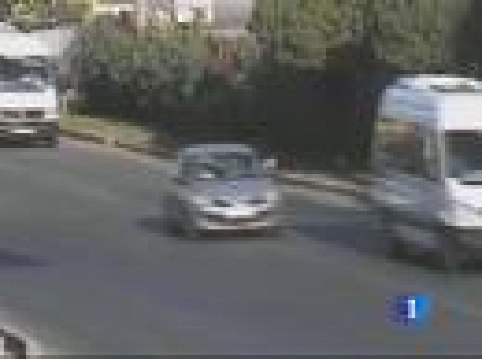 Un bebé intenta cruzar gateando una carretera en Turquía | Ver