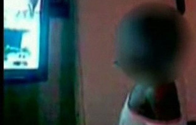  - Una niña de dos años fumando porros