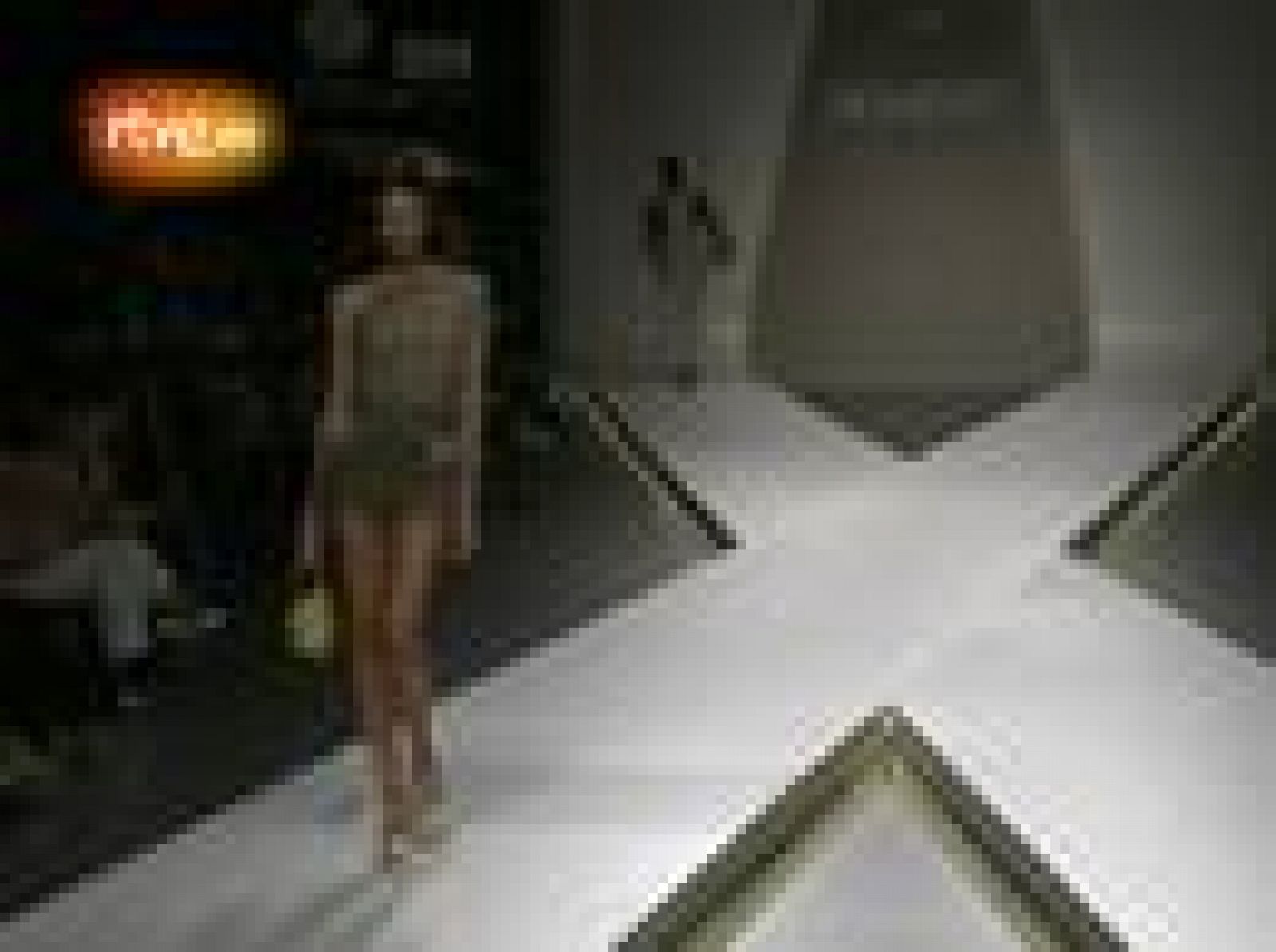 Bohento apostó este año por los complementos relacionados con la alimentación sana y saludable, trasladando a la pasarela artículos más propios del mercado, como el carro de la compra, la lechera y las cajas de fruta repletas de melocotones, manzan