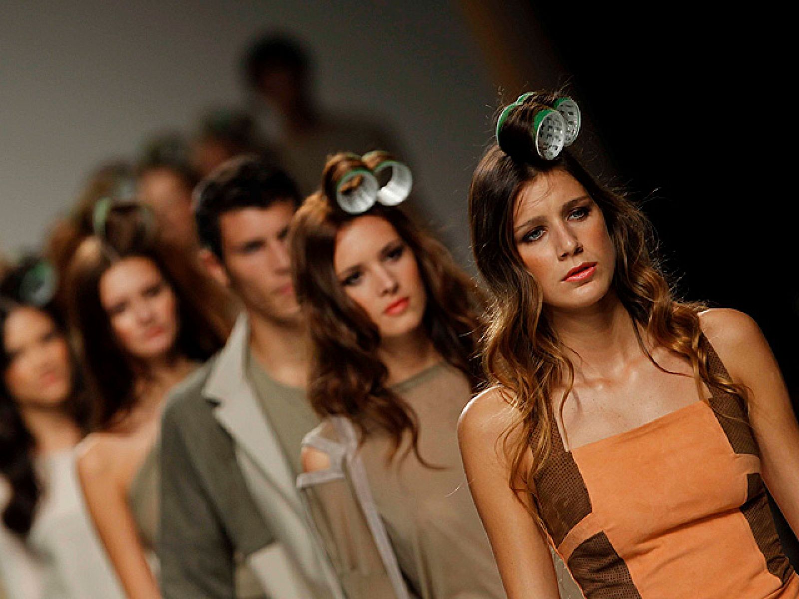   Bohento apostó este año por los complementos relacionados con la alimentación sana y saludable, trasladando a la pasarela artículos más propios del mercado, como el carro de la compra, la lechera y las cajas de fruta repletas de melocotones, manzan