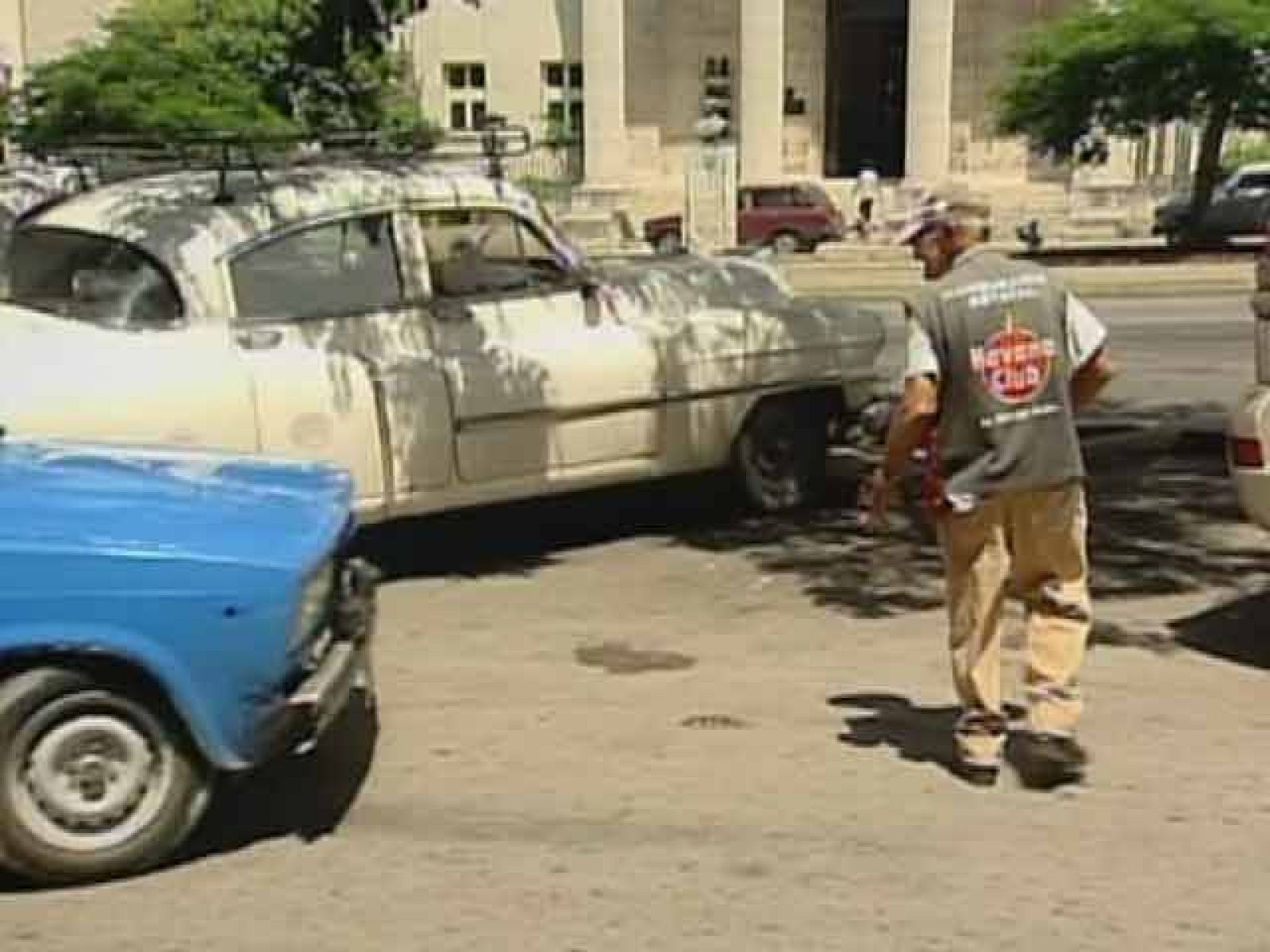 El Gobierno de Raúl Castro quiere reducir el peso del estado a tráves del trabajo por cuenta propia y las cooperativas. Un giro radical en las estructuras económicas que genera incertidumbre en el país.  