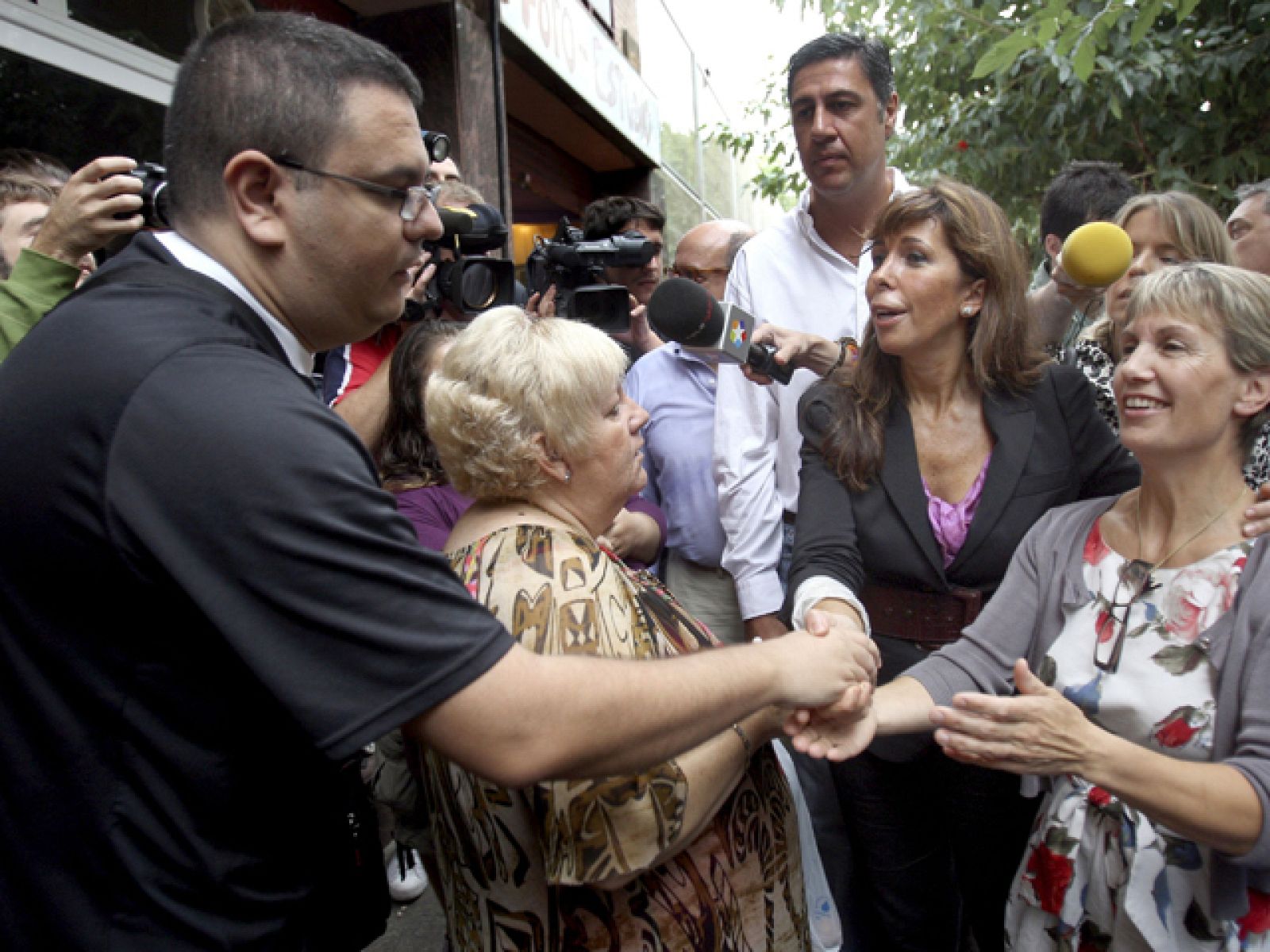 Una eurodiputada del partido de Sarkozy visita Badalona | Ver