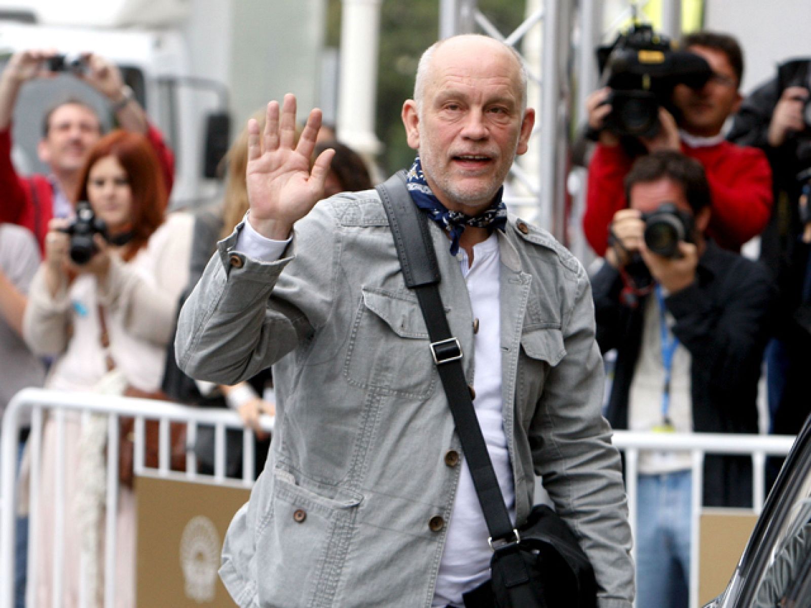 En San Sebastián arranca una nueva edición del festival de cine, la número 58, una edición que se propone abrir nuevas ventanas a la realidad. Luna y Malkovich han presentado 'Abel', el día en que 'Chicogrande' inaugura la Sección Oficial.