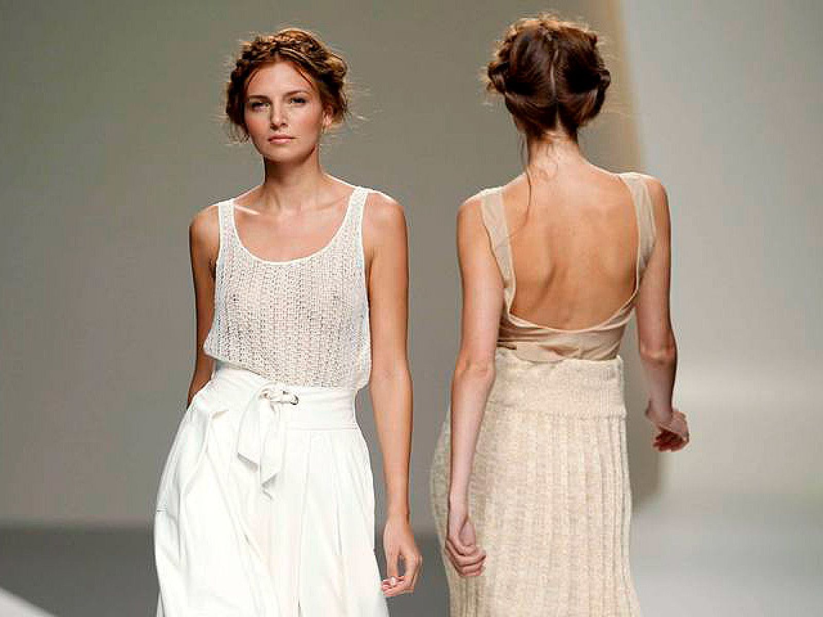  Cati Serra, una de las que más gustaron de la mañana, propuso también una vuelta a los orígenes, al mar y a la naturaleza con telas que simulan el fondo marino. Prendas suaves de formas orgánicas con triunfo de los pantalones cortos y los vestidos y