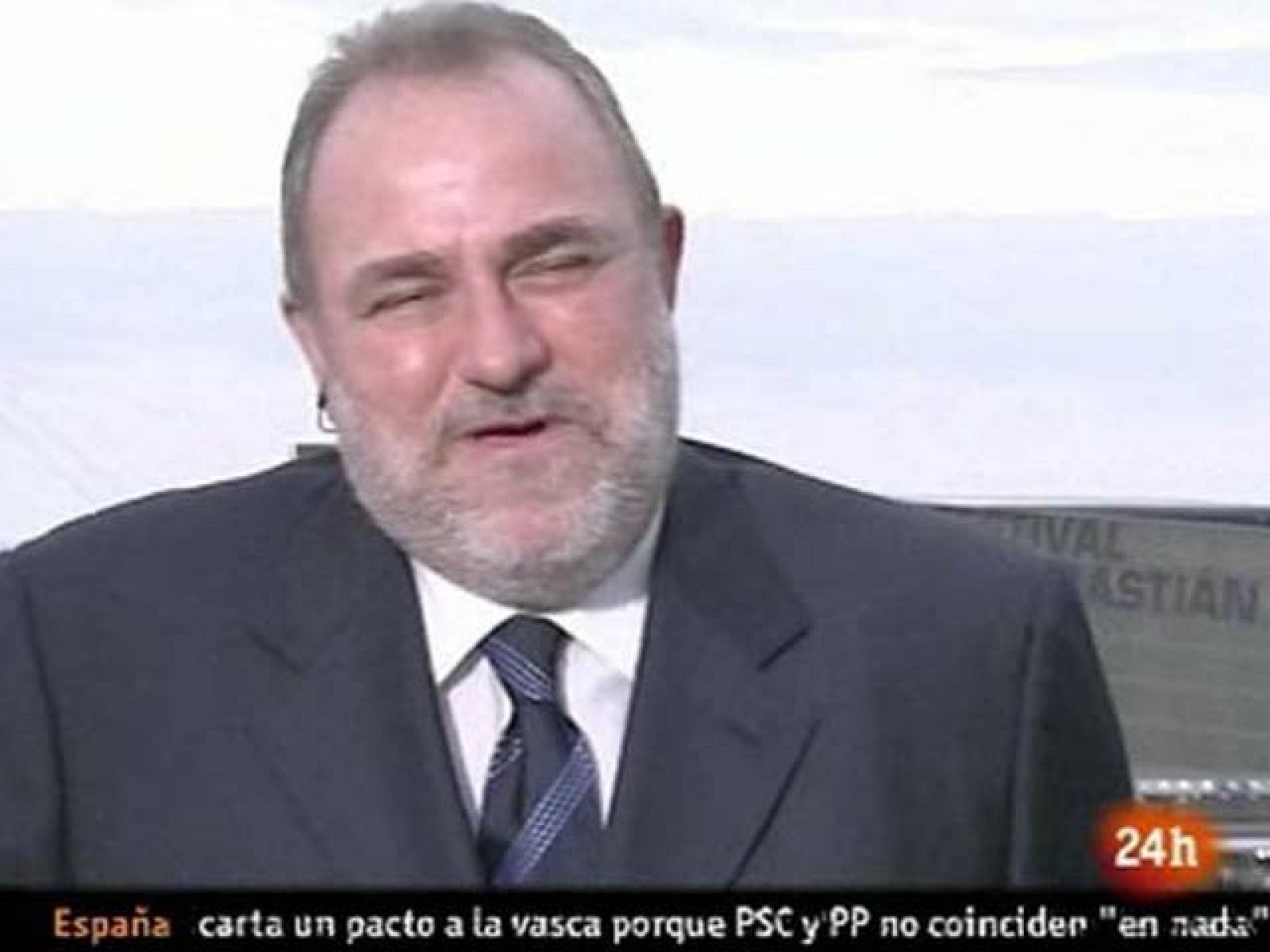 El director del festival de cine de San Sebastián presenta la 58ª edición de la cita cinematográfica, última que dirigirá. Olaciregui explica por qué la alfombra es negra este año, cómo se trae a las estrellas y por qué se ha seleccionado las películas de esta edición.