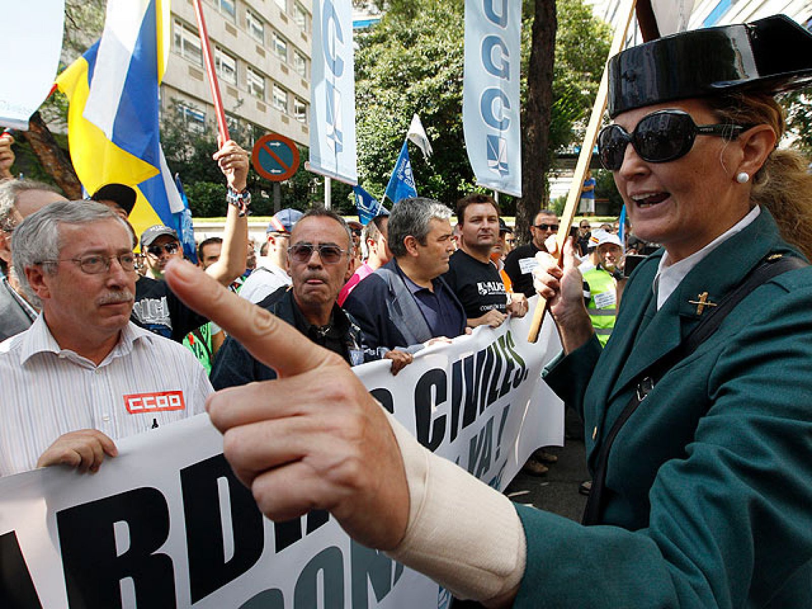 Miles de guardias civiles se manifiestan en las calles de Madrid