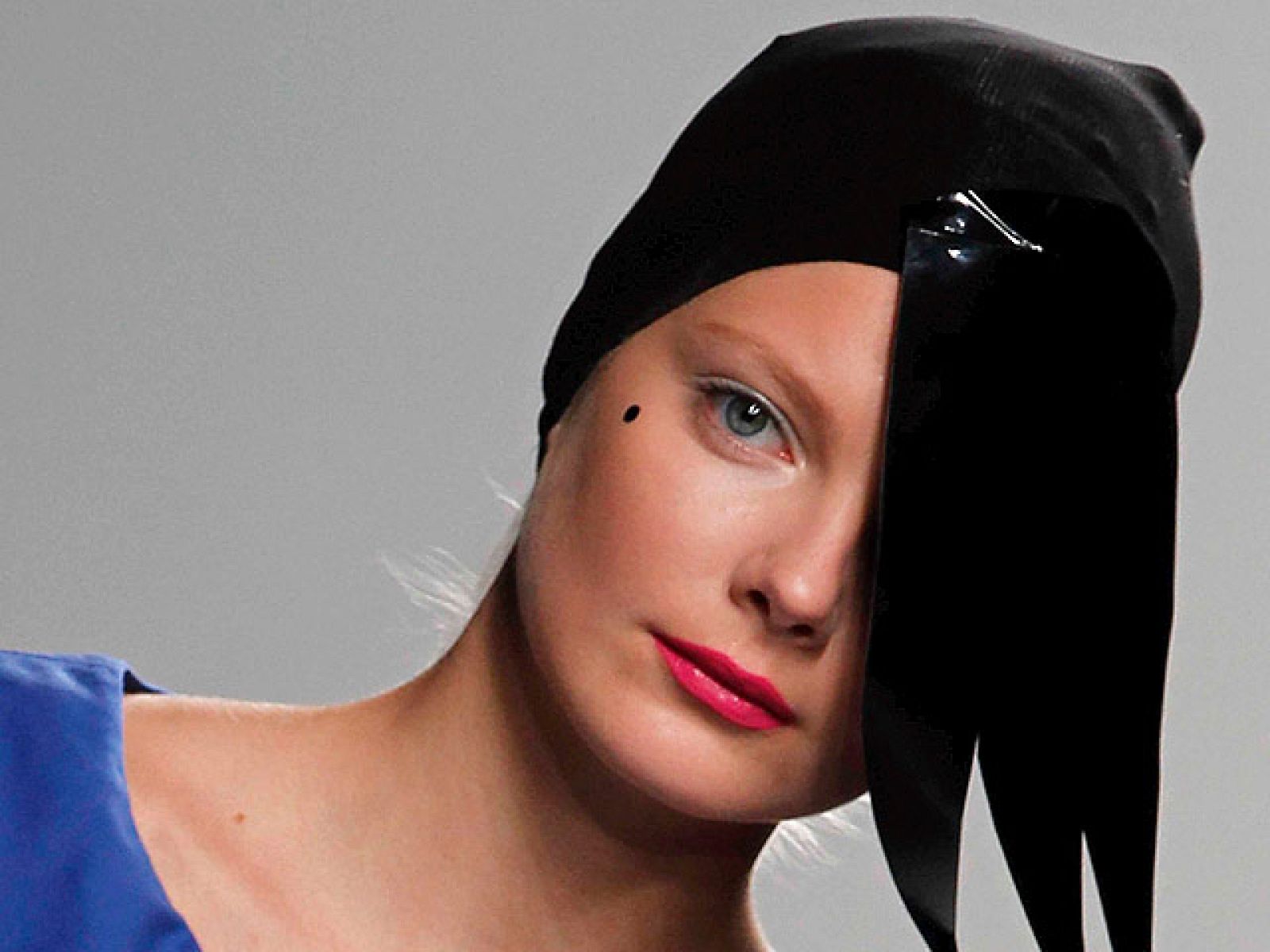  Inspiración: La colección nace a partir de mi necesidad creativa por diseñar bajo la única inspiración de mi instinto natural y los valores que tengo de la moda; así de contundente es la diseñadora de origen gallego que, precisamente, ha bautizado su colección con el nombre de 'Moi¿. Líneas de la colección: Toda ella tiene un denominador común, la especial predilección por mostrar prendas muy amplias con muchos juegos de volúmenes, que adoptan la forma de lazo, flores o drapeados. Vestidos largos, minivestidos, faldas pantalón adoptan formas vaporosas y ligeras para vestir la próxima estción 