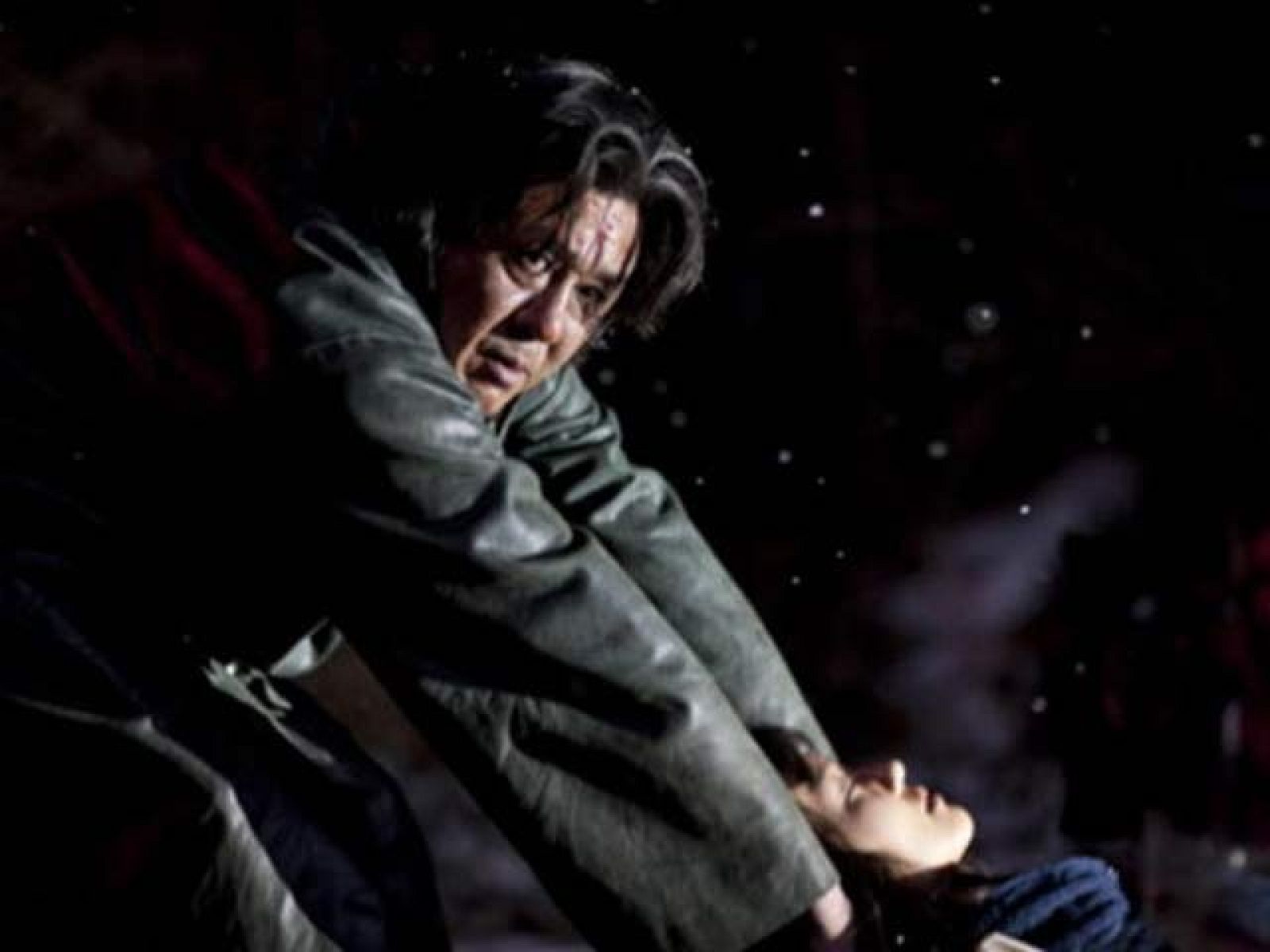 Kyung-chul es un psicópata peligroso que mata por placer. Ha cometido asesinatos en serie infernales con unos métodos diabólicos difíciles de imaginar. Sus víctimas son desde chicas jóvenes hasta niños. La policía lleva tiempo tras su rastro sin lograr capturarlo. Un día, su presa es Ju-yeon, la hija de un jefe de policía retirado, cuyo cadáver es hallado en un estado espantoso. El novio de la chica, Soo-hyun, un agente secreto, se propone dar personalmente con el asesino. Jura hacer todo lo que esté en su mano para vengarse del criminal, aún si eso conlleva que él mismo se convierta en un asesino monstruoso e inhumano.