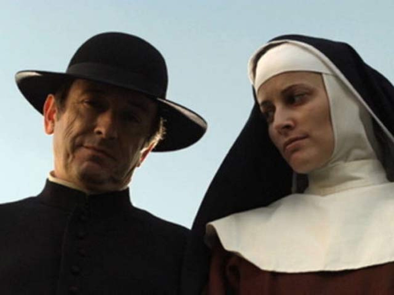 "Tenía yo catorce años y aún no tenía ni idea de quién era..." Mistérios de Lisboa nos sumerge en un auténtico remolino de aventuras y escapadas, coincidencias y revelaciones, sentimientos y pasiones violentas, venganza, aventuras amorosas, todo envuelto en un viaje rapsódico que nos lleva de Portugal a Francia, Italia, y hasta Brasil. En esta Lisboa de intriga y de identidades ocultas nos encontramos con una serie de personajes, todos ellos conectados de alguna manera con el destino de Pedro da Silva, huérfano que está en un internado. El padre Dinis, un descendiente de libertinos aristocráticos que luego se convierte en un héroe defensor de la justicia; una condesa enloquecida por los celos y sedienta de venganza; un próspero hombre de negocios que misteriosamente hizo fortuna como pirata sanguinario; estos y muchos más personajes se entrecruzan en una historia situada en el siglo XIX, todos en busca de la verdadera identidad de nuestro personaje principal.