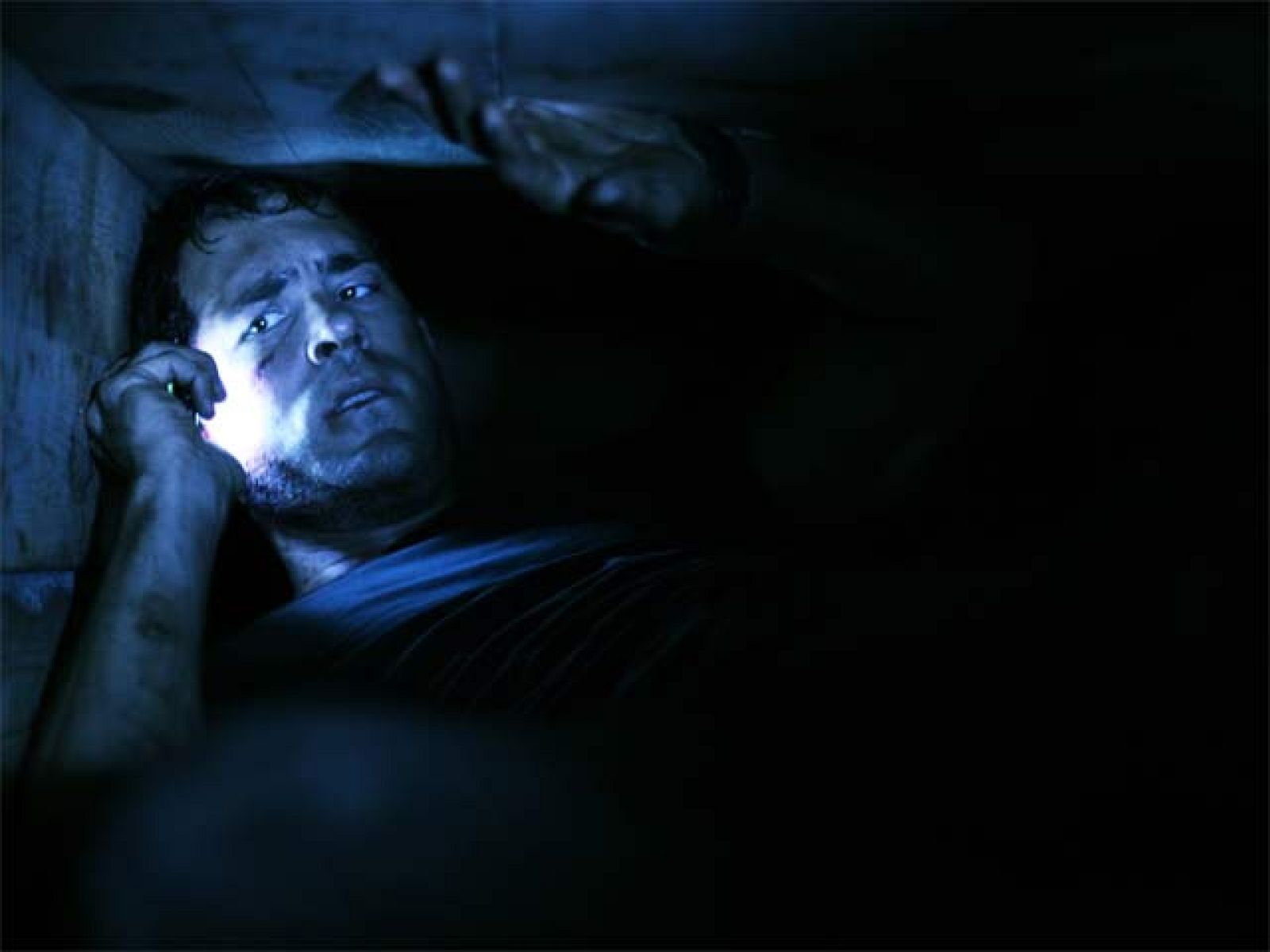 Paul Conroy (Ryan Reynolds), padre de familia y contratista civil en Irak, es secuestrado y despierta enterrado vivo en un viejo ataúd de madera, teniendo en su poder únicamente un teléfono móvil, una vela y un cuchillo. El móvil está casi agotado, pero es el único medio para tratar de escapar de su agónica pesadilla. La cobertura precaria y la exhausta batería son sus mortales enemigos en una carrera a vida o muerte contra el tiempo: sólo dispone de 90 minutos para lograr su rescate antes de que se le agote el oxígeno... Aclamado film de suspense presentado en Sundance 2010.