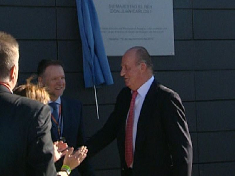 El Rey Don Juan Carlos no ha querido perderse el Gran Premio de Aragón, y ha acudido al circuito de MotorLand para disfrutar de las carreras.