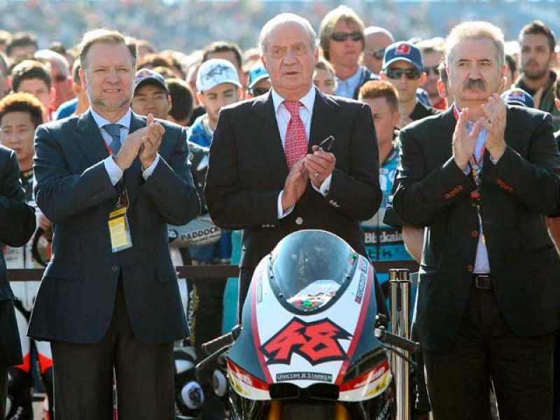 El Rey Don Juan Carlos, gran aficionado al motociclismo, ha seguido a pie de pista el Gran Premio de Aragón 