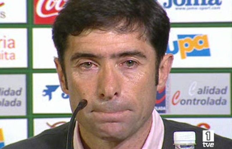  Marcelino García Toral, entrenador del Racing de Santander, se despide entre lágrimas del club que ha dejado clasificado en la Copa de la Uefa por primera vez en su historia. 