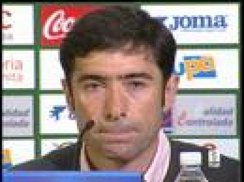  Marcelino García Toral, entrenador del Racing de Santander, se despide entre lágrimas del club que ha dejado clasificado en la Copa de la Uefa por primera vez en su historia. 