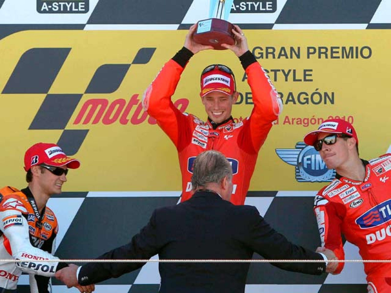 Casey Stoner se ha impuesto en el circuito MotorLand de Alcañiz, por delante de Pedrosa, segundo, y de su compañero Nicky Hayden, tercero.